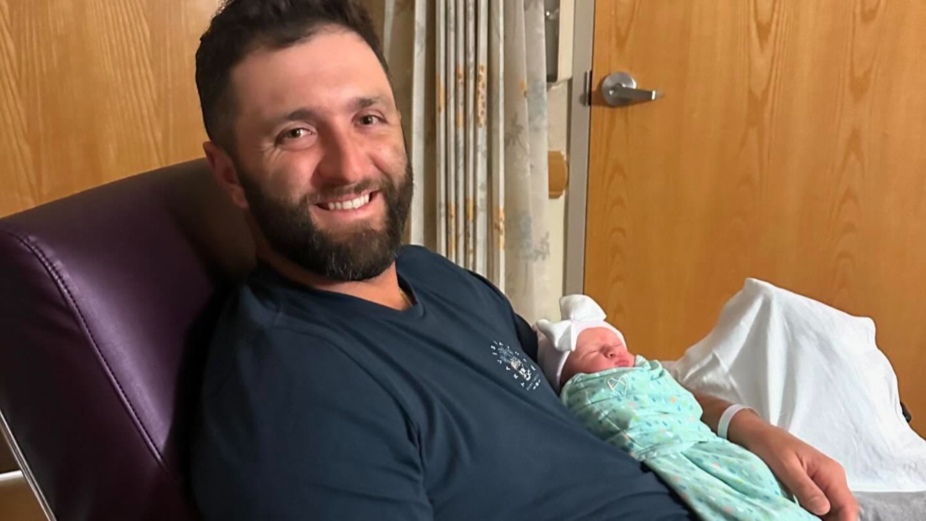 El curioso significado del popular nombre vasco que ha elegido Jon Rahm para su hija