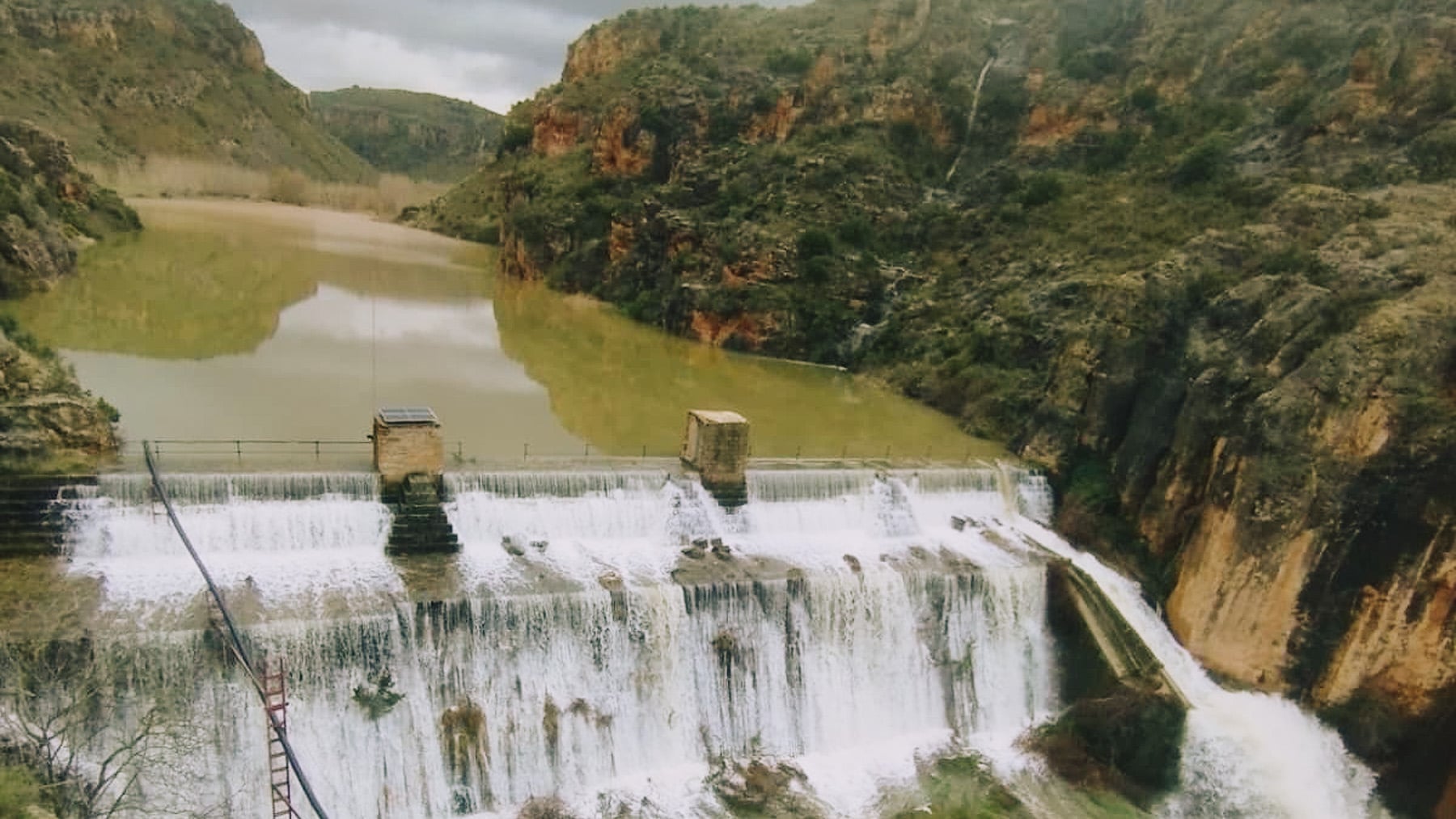Honda preocupación entre expertos y vecinos tras el desborde de un embalse en La Rioja, aunque el caudal ya decrece