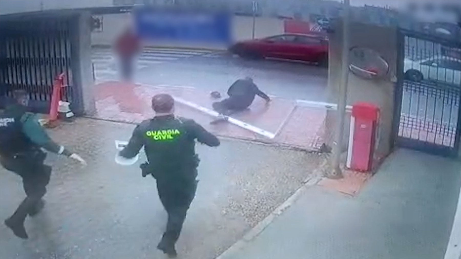 Intenta huir de la Guardia Civil, tropieza con la valla del cuartel, la rompe y se fractura una pierna