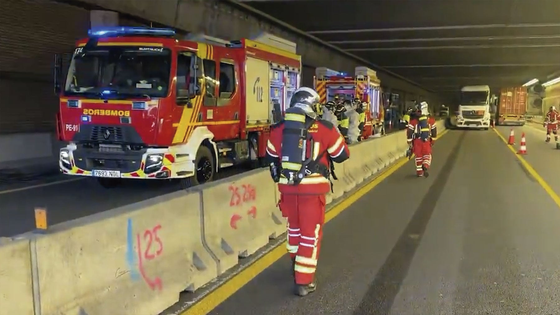 Un choque entre dos camiones en un túnel de la M-50 provoca un vertido de sosa cáustica y detiene el tráfico