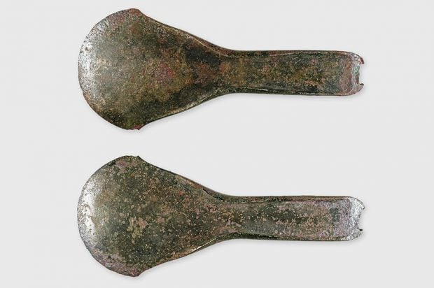 Hacha de bronce de 3.500 a&ntilde;os hallada en Suiza. Imagen de Arch&auml;ologie Baselland.