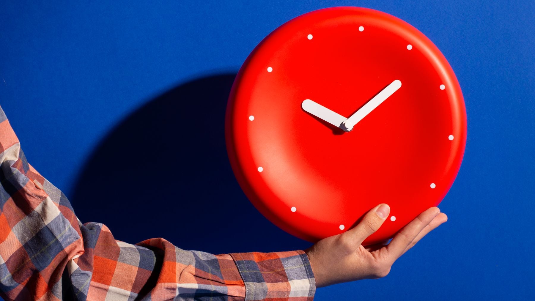 El BOE lo confirma: se adelanta el nuevo cambio de hora de 2026 y es inminente