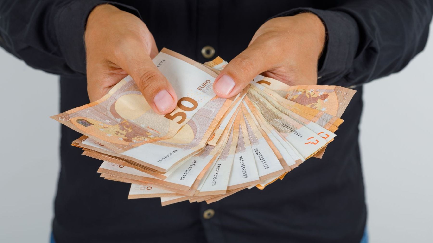 Soy experto en economía y éste es el verdadero motivo por el que piden a los ciudadanos tener dinero en efectivo en casa