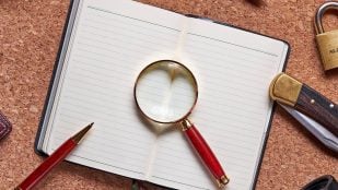 Desvelar o develar según la RAE, desvelar o develar en español, la RAE explica origen etimológico de desvelar, diferencia entre develar y desvelar en castellano.