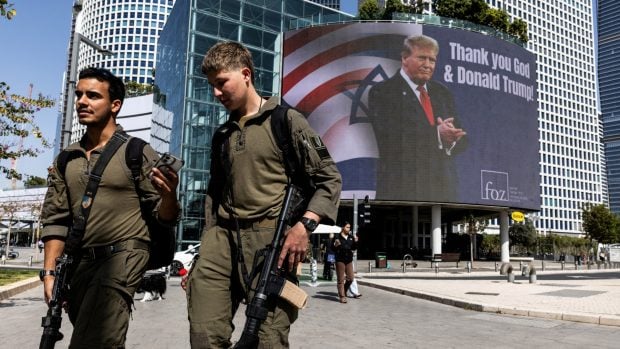 Pancarta en Tel Aviv. (Reuters)