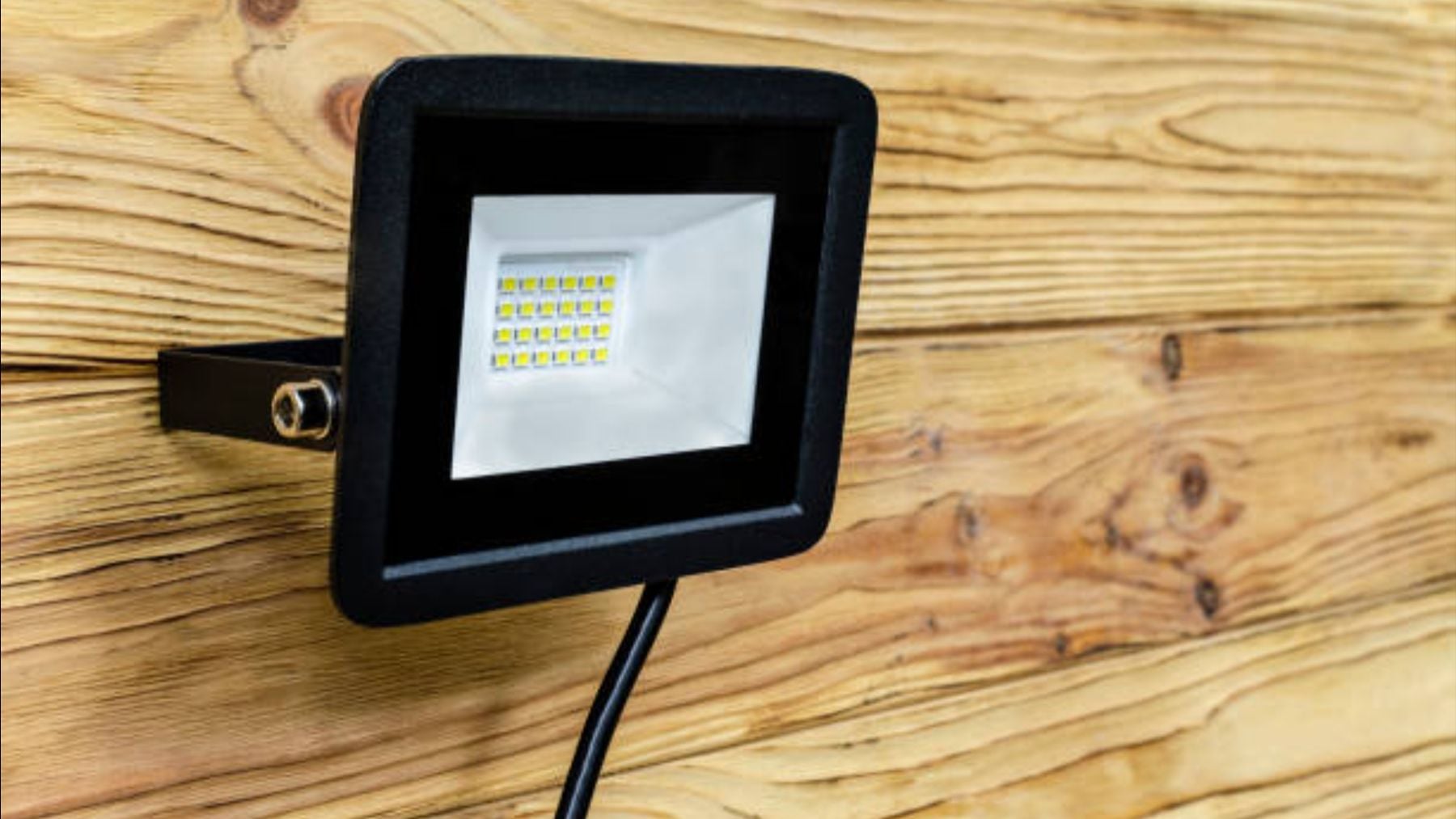 Acaba de llegar a Lidl y está causando furor: el foco que va a cambiar la decoración de tu terraza por muy poco dinero