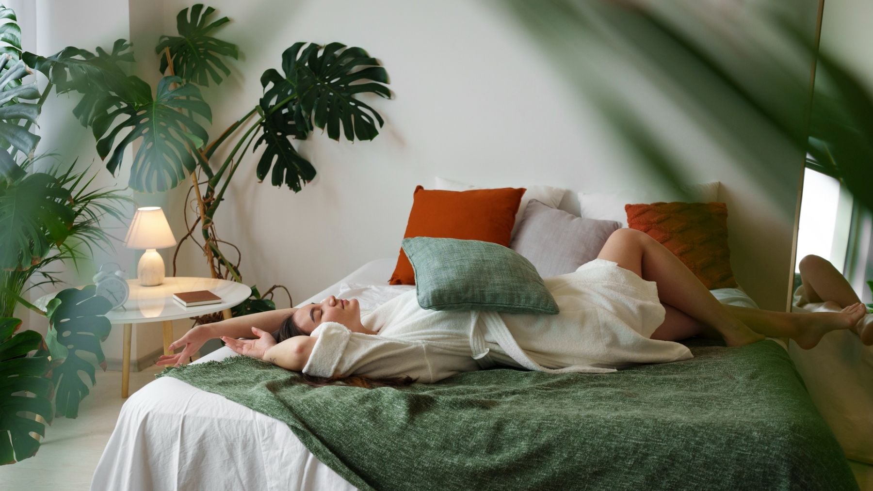 Una chica descansando en su cama. Foto: Freepik