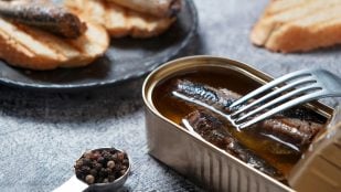 Una lata de anchoas es un aperitivo muy común