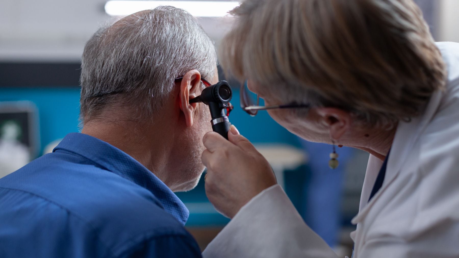 Adiós a los audífonos caros de siempre: el nuevo aparato que está revolucionando la vida de los españoles