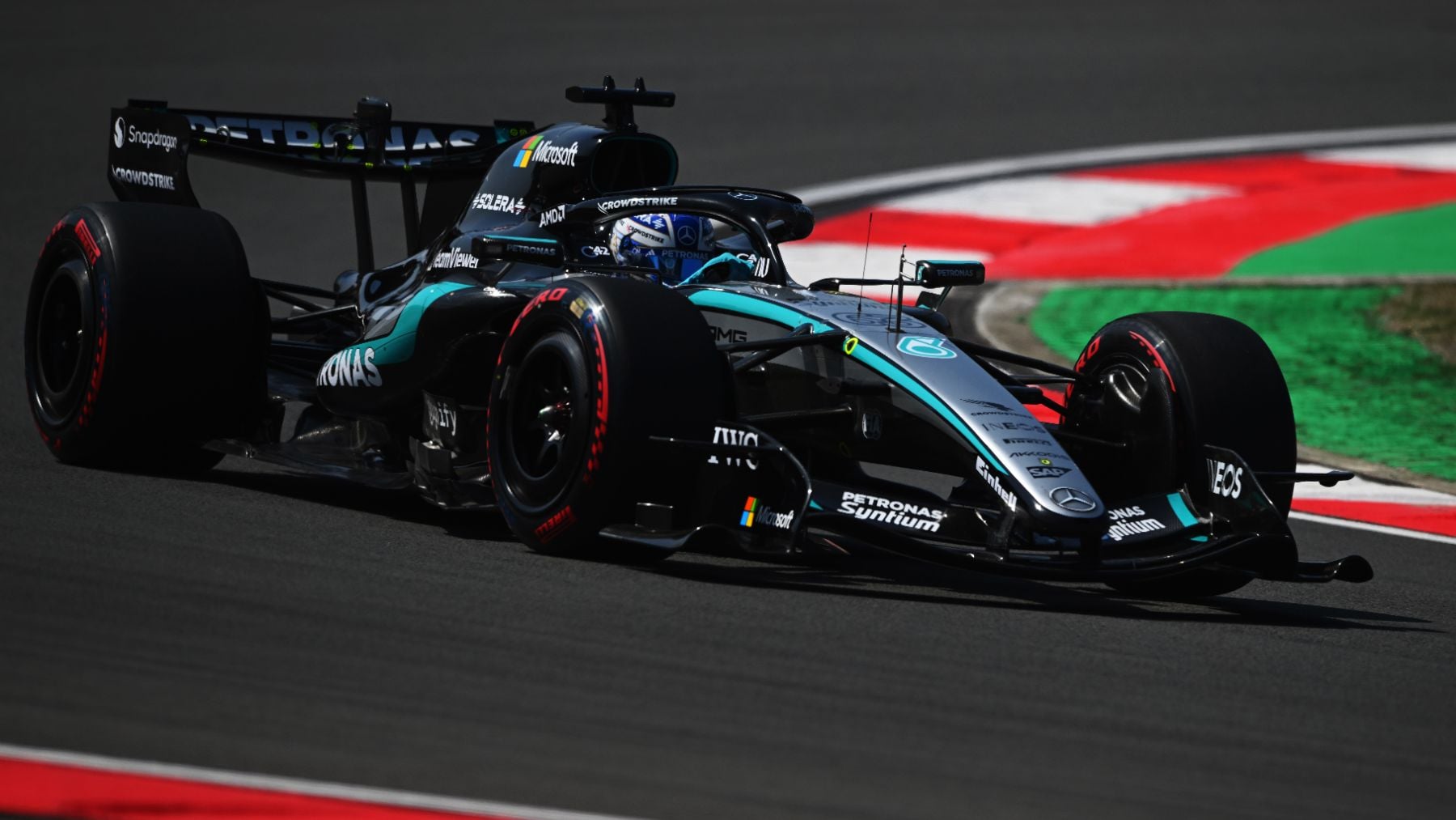 Russell va sobrado y la F1 tiene un problemón: pole del inglés en China con Sainz y Alonso en la lona