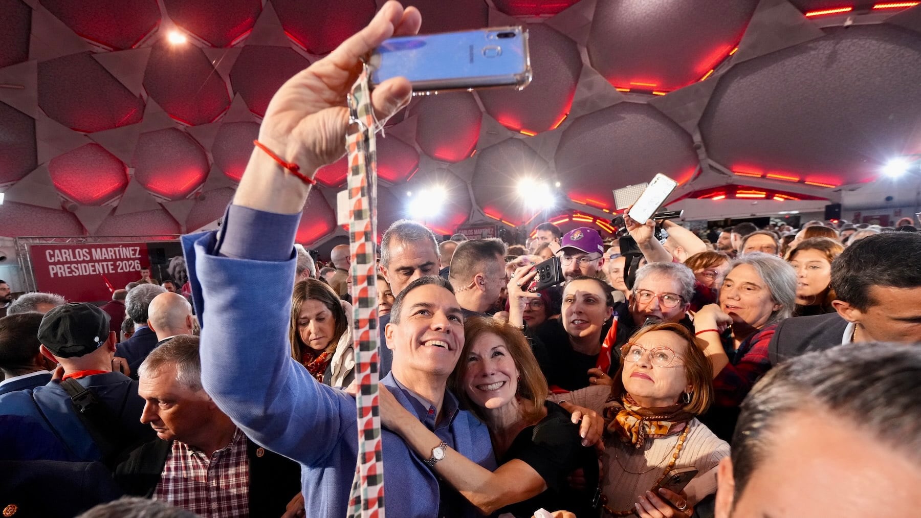 Sánchez plagia 44 años después el lema de Felipe, al que desprecia: El PSOE es el partido del cambio