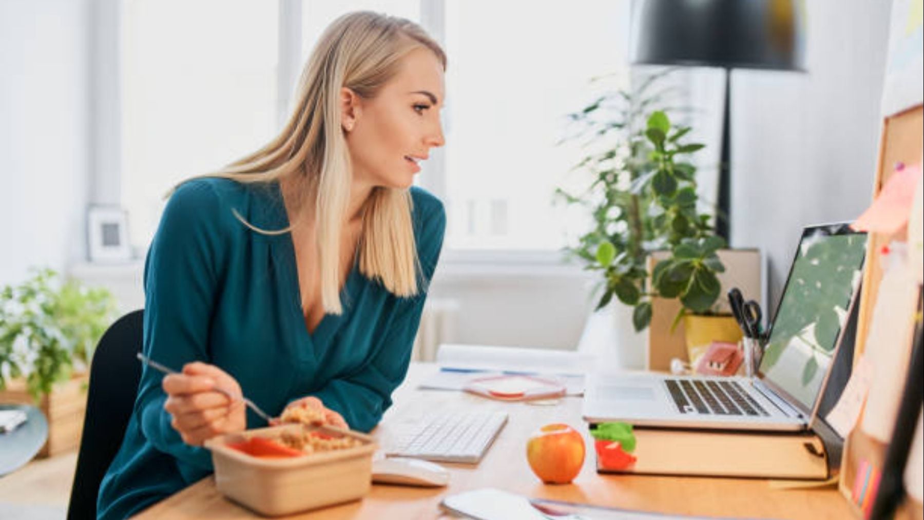 Se acabó el trabajar gratis mientras comes: la nueva ley que obliga a las empresas a pagarte ese tiempo