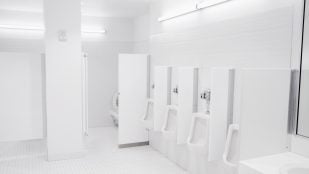 Puerta de los baños públicos