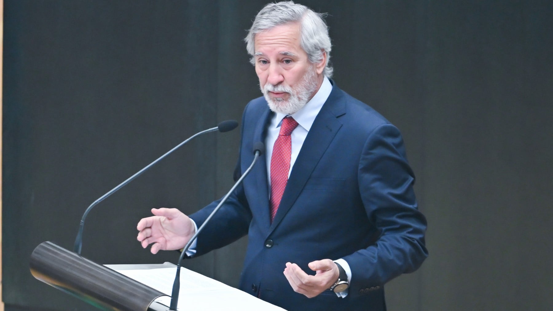 Vox expulsa a su afiliado número 1, Ignacio Ansaldo, tras alinearse con el purgado Ortega Smith