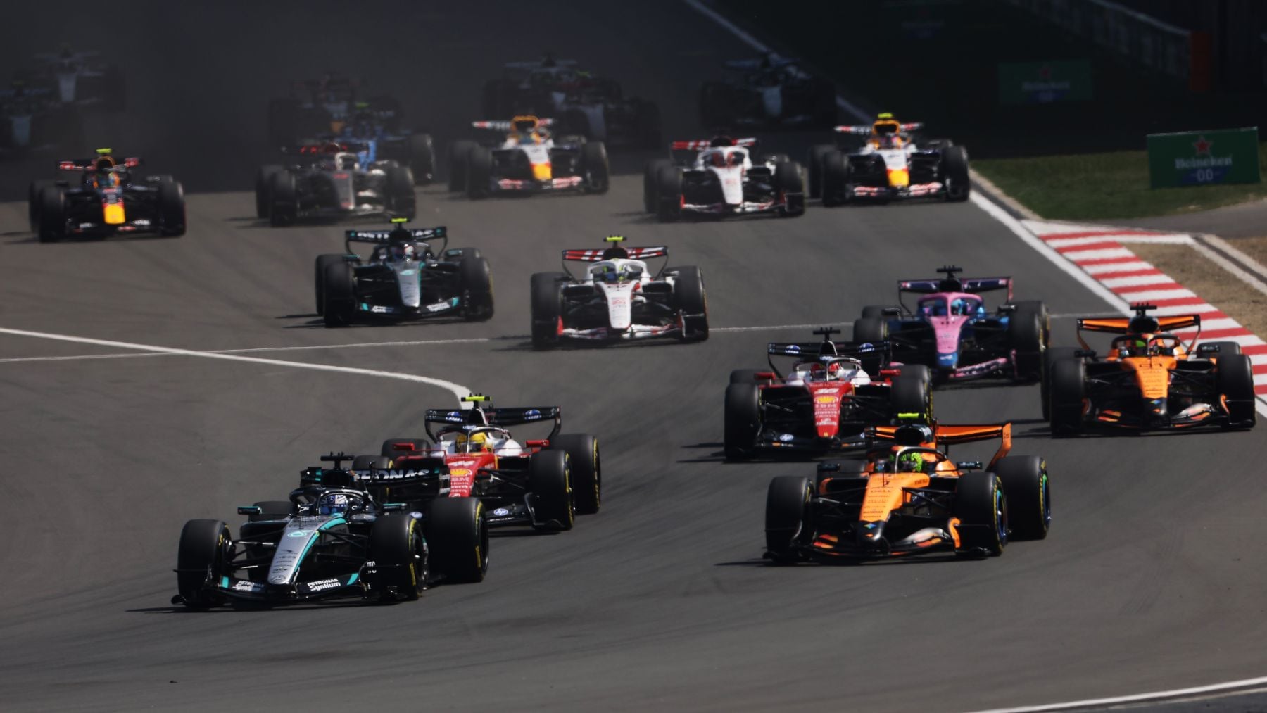 Russell se libra por los pelos de Leclerc en la madre de todas las sprints y Sainz y Alonso sin puntos