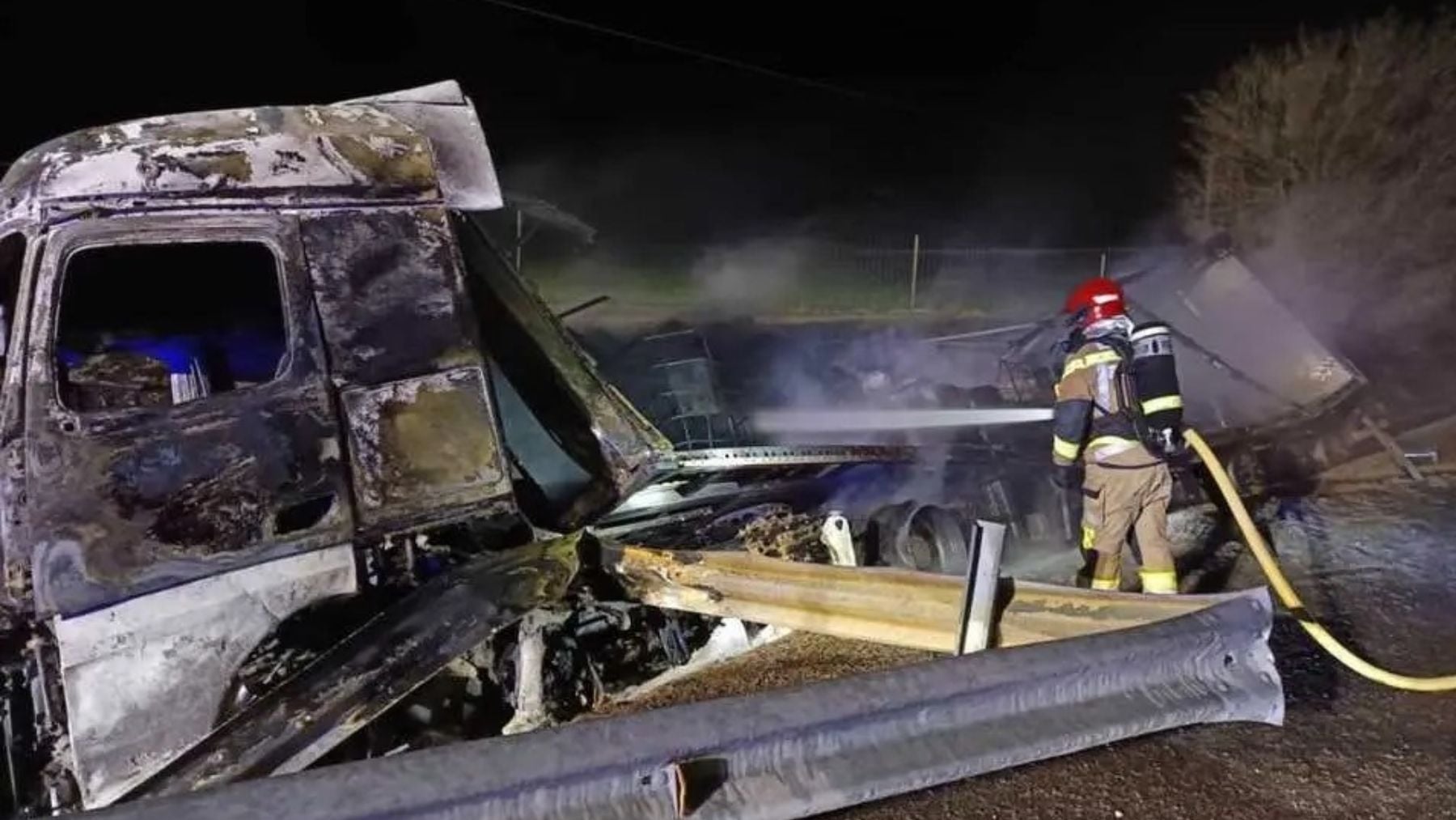 Confinan dos pueblos de Soria por el incendio de un camión con mercancías peligrosas