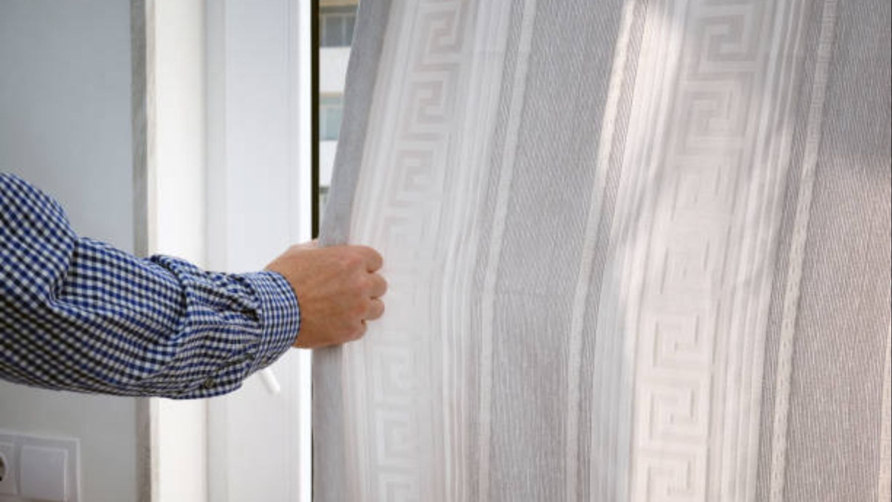 Los expertos instan a cerrar las cortinas de casa a partir de las 19:45 horas: la razón que debes saber