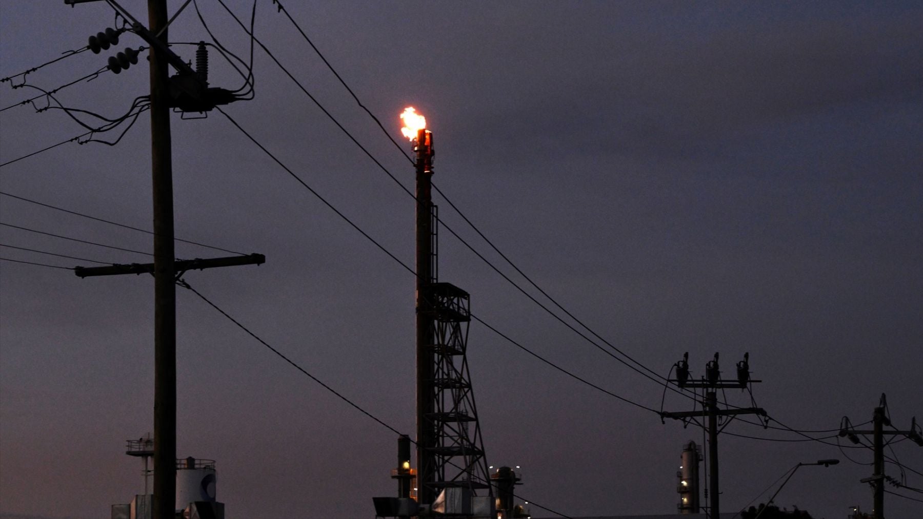 La AIE anuncia la liberación inmediata de 400 millones de barriles para frenar los precios del petróleo