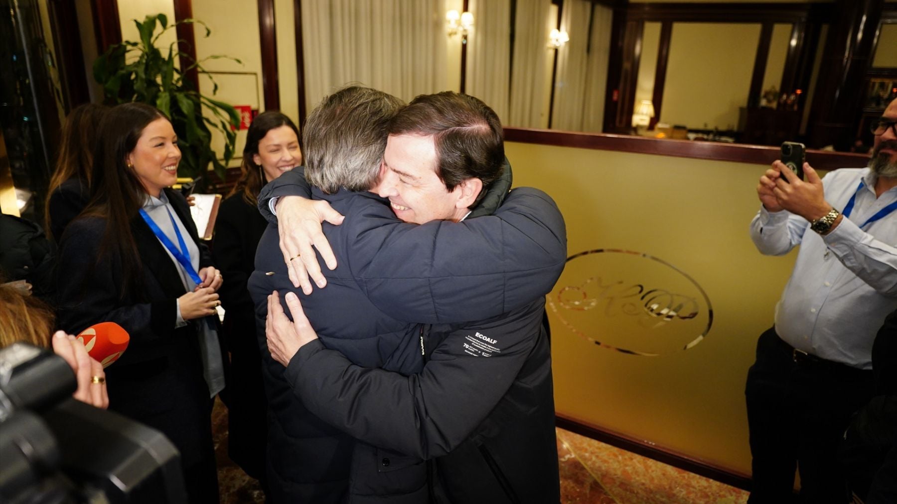 Mañueco gana con 2 escaños más, el PSOE toma oxígeno con el