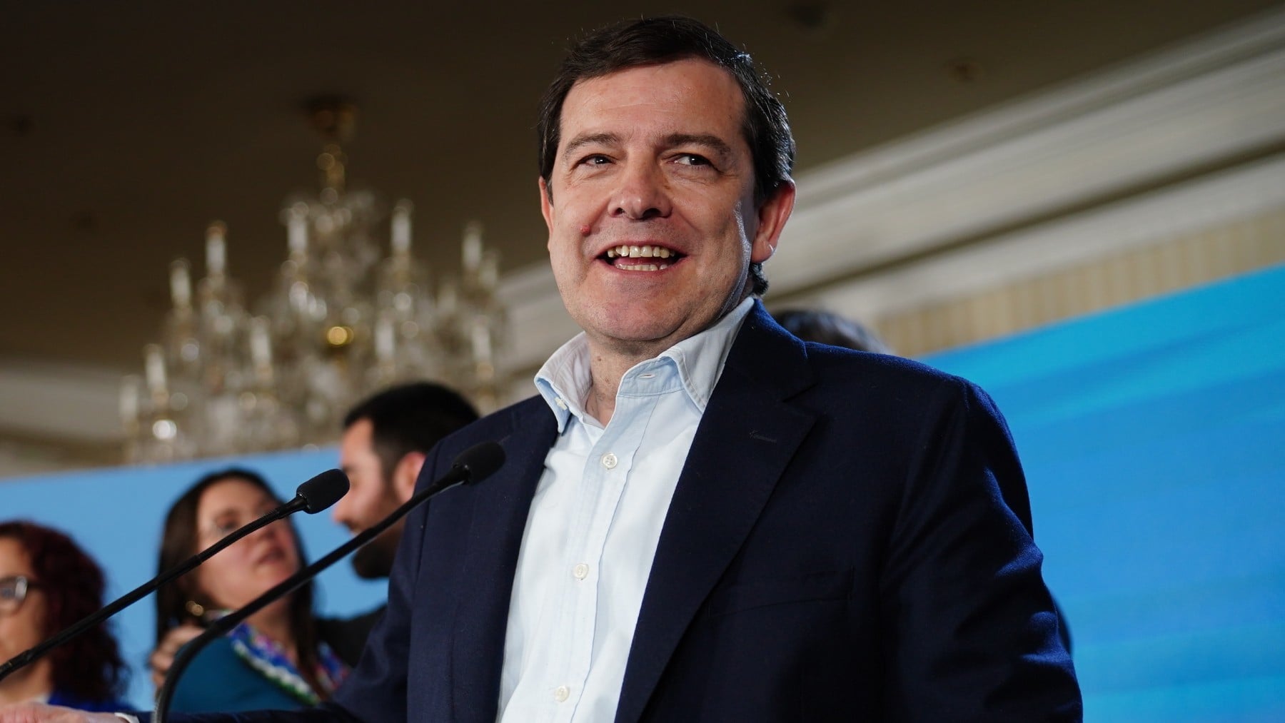 El secreto del juvenil aspecto de Mañueco: por qué el presidente de Castilla y León aparenta 20 años menos