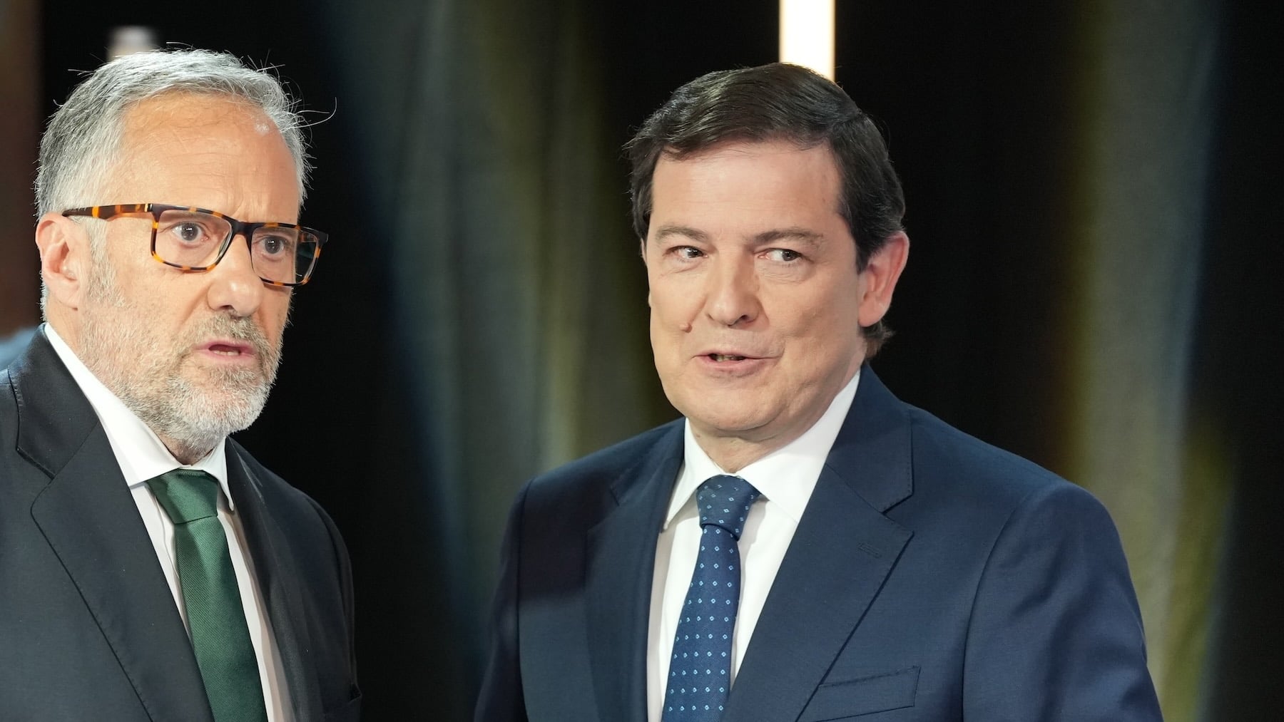 Mañueco junto al candidato de Vox, Carlos Pollán (a la izquierda de la imagen). (Foto: EP)