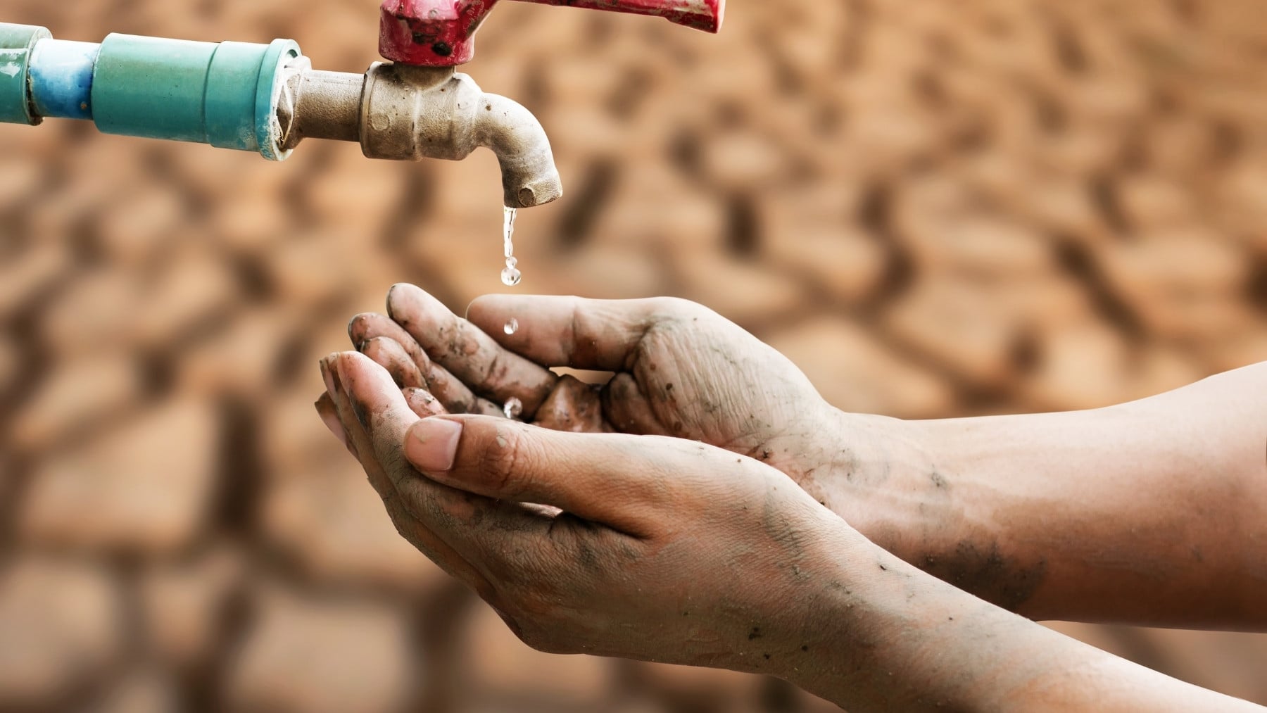 Suena a magia, pero la ciencia lo avala: crean una máquina capaz de sacar 1.000 litros de agua al día en pleno desierto