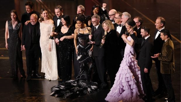 Elenco de "Una batalla tras otra" recogiendo el Oscar a mejor pel&iacute;cula