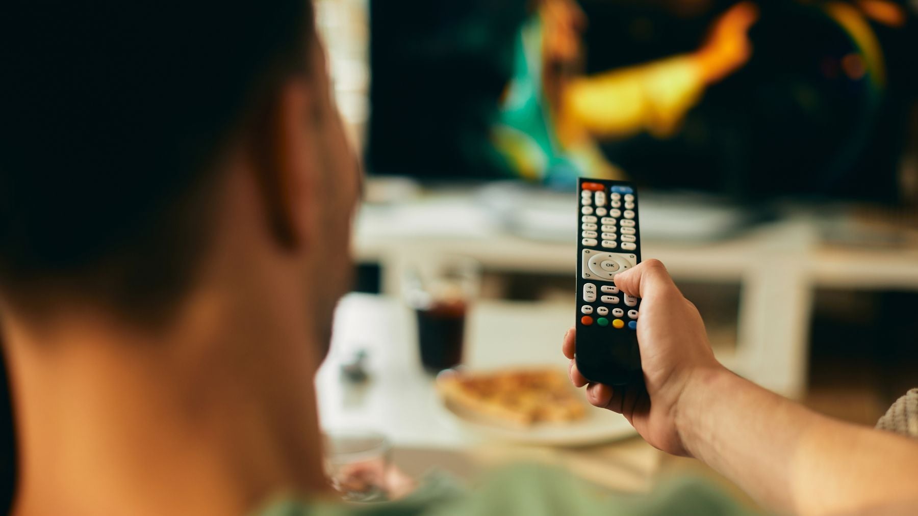 Hombre encendiendo la televisión (Freepik)