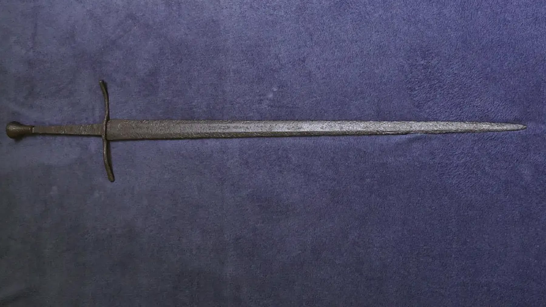 Los arqueólogos no salen del asombro: un donante anónimo regala una rarísima espada medieval a un museo polaco