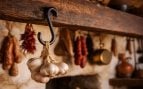 Cómo se llama al hierro para colgar cosas de la cocina según la RAE, qué es un garabato en la RAE, origen en español de la palabra garabato.