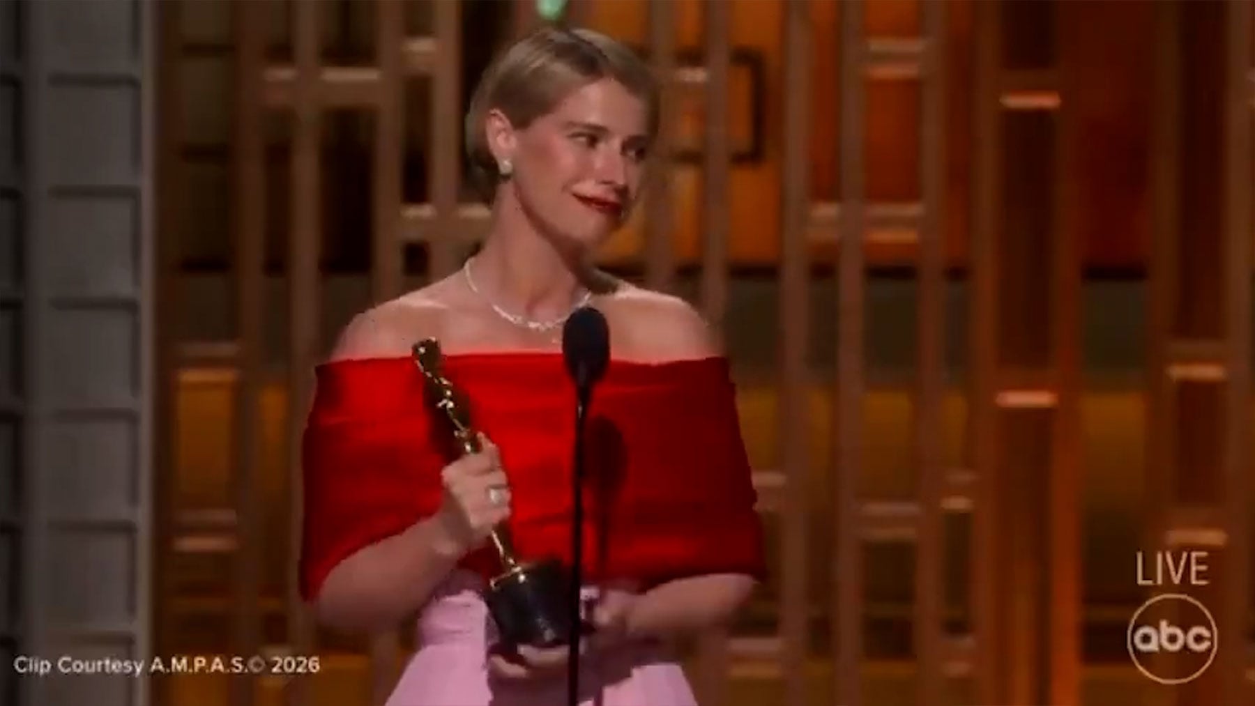 El reivindicativo discurso sobre maternidad de la actriz Jessie Buckley frente al