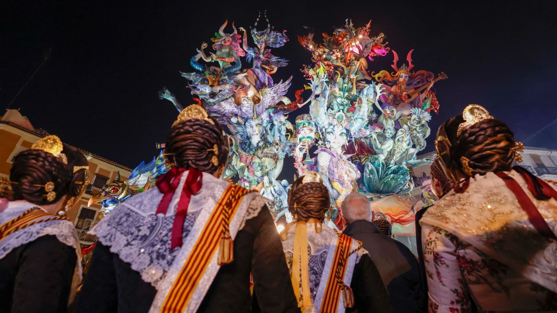Celebración de la falla Convento Jerusalén-Matemático Marzal tras ganar el primer premio. (Foto: EP)