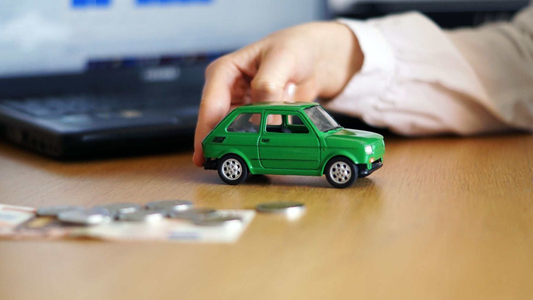 La ley tributaria lo avala: se permite deducir el seguro del vehículo, pero solo si perteneces a éste colectivo