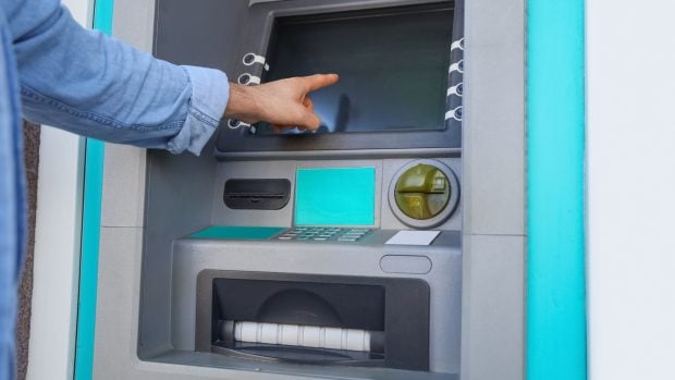 Sacar dinero del cajero autom&aacute;tico