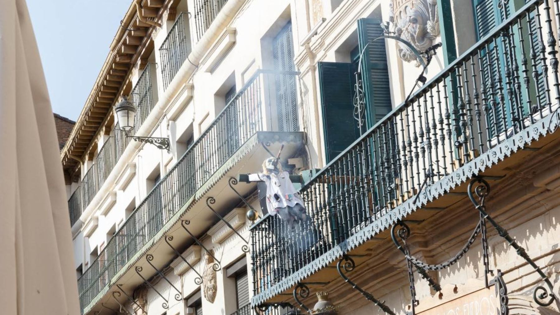 Ni cofradías ni procesiones: en este pueblo navarro cuelgan a un muñeco con un petardo como si fuera Judas