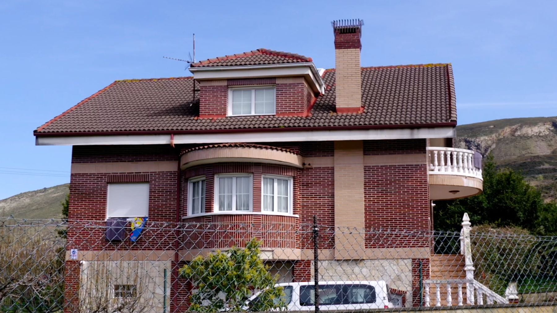 El Gobierno de Cantabria compró un casoplón por 625.000 euros para alojar a los menas que hoy aterrorizan Castro Urdiales