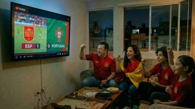 Familia espa&ntilde;ola celebra un gol. Imagen generada con IA