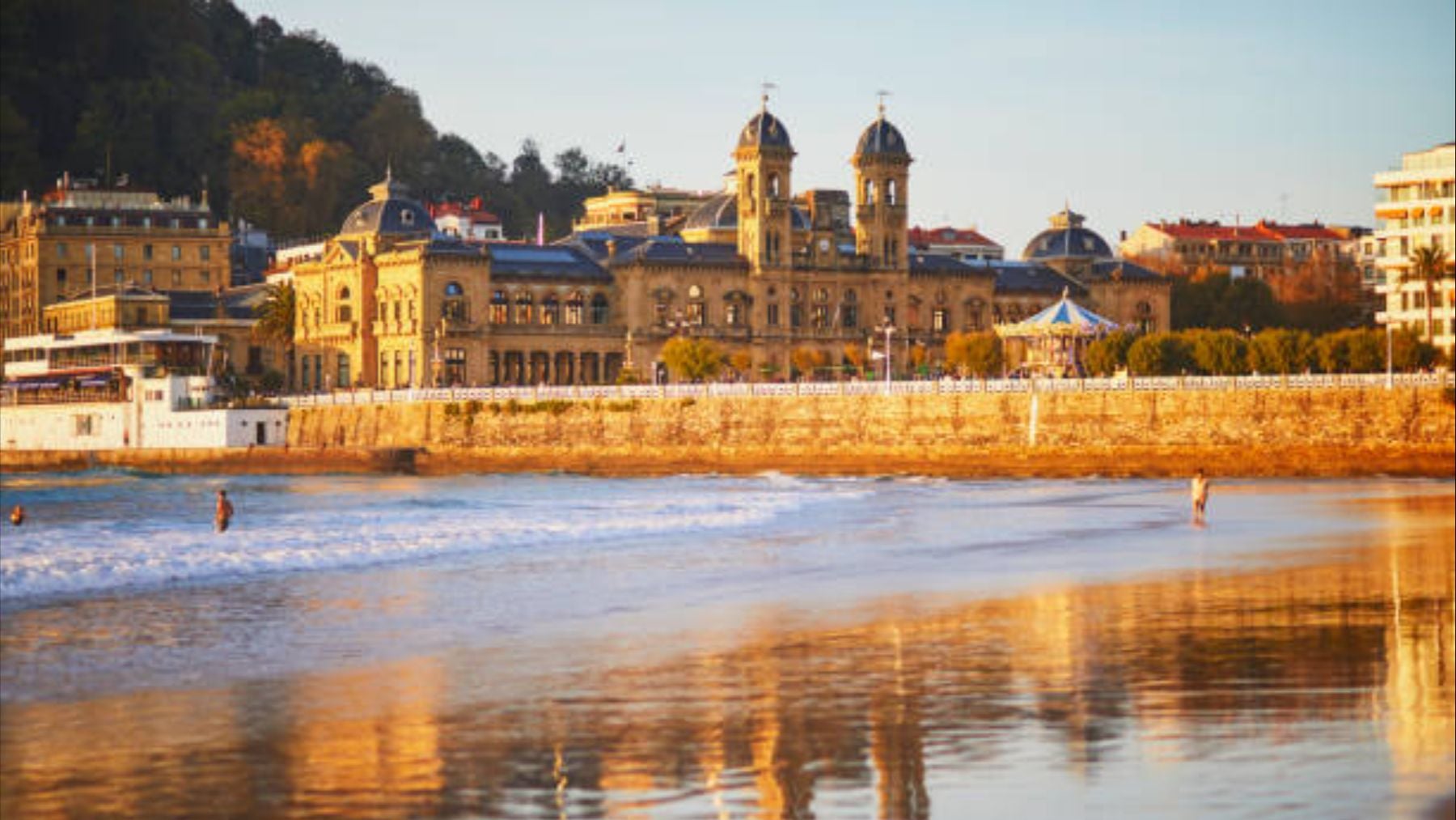 El pequeño barrio pesquero de San Sebastián con nombre de fiesta y casas blancas: típico de pescadores, en sus soportales se tejían redes