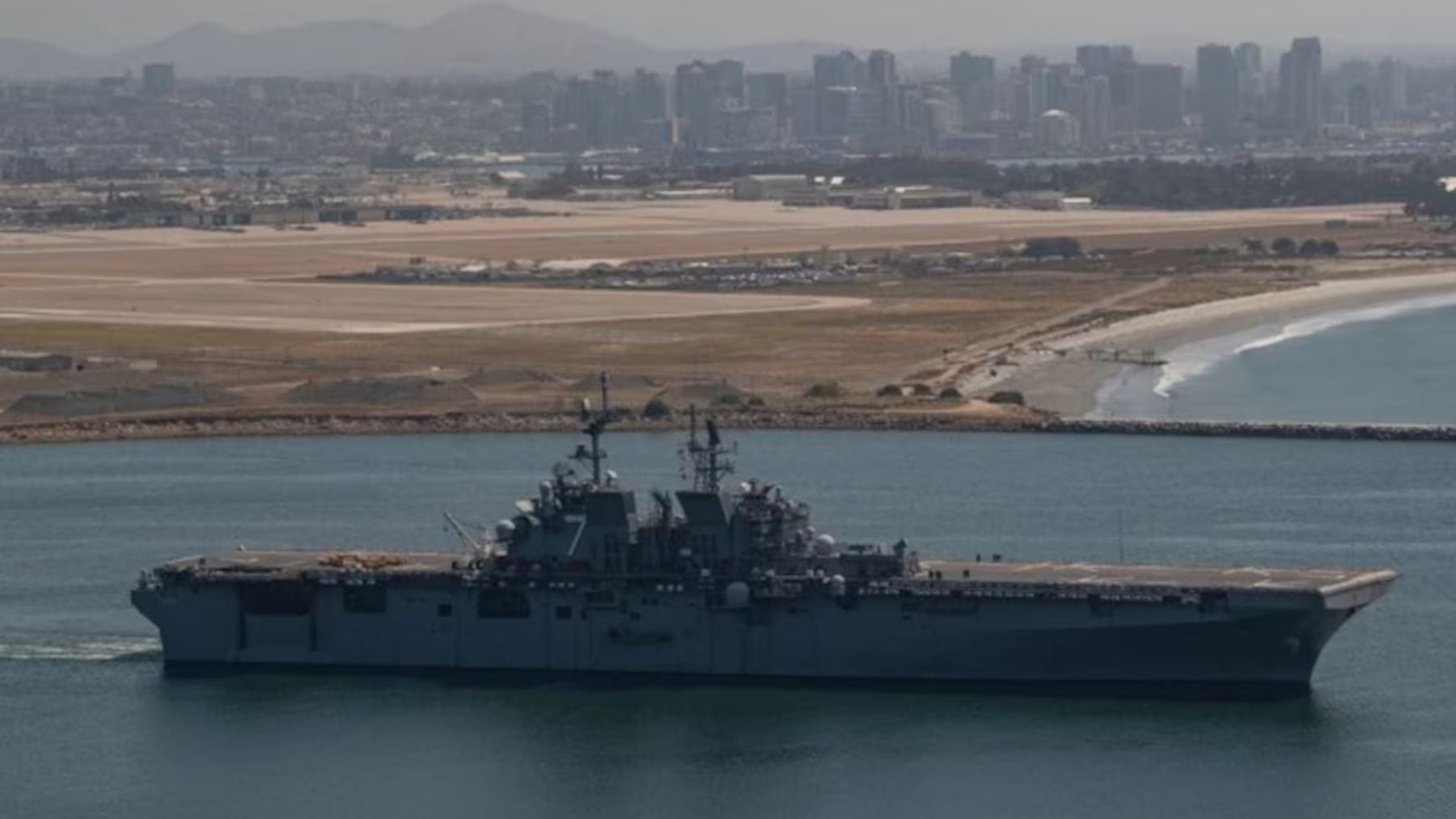 EEUU envía miles de marines en el buque de asalto Tripoli al golfo Pérsico desde Singapur