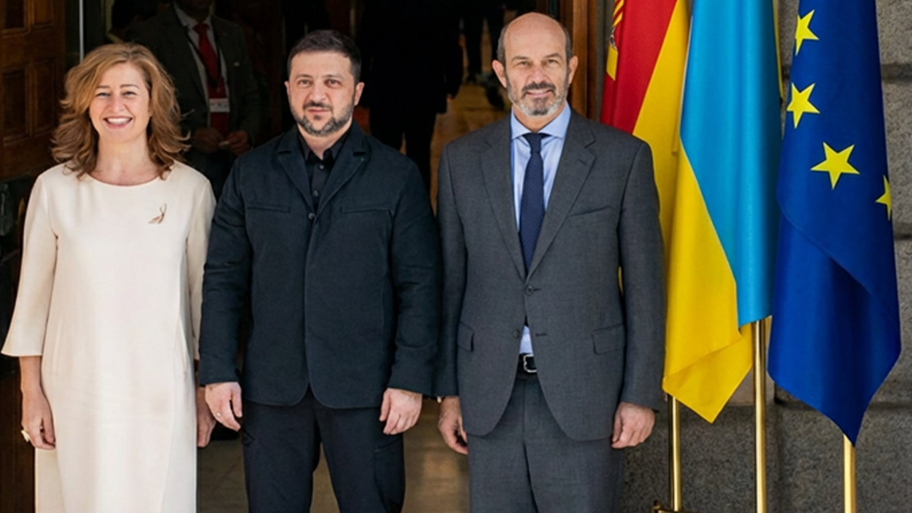 Armengol se salta la tradición y aparta la bandera de España del centro para dar preeminencia a la de Ucrania