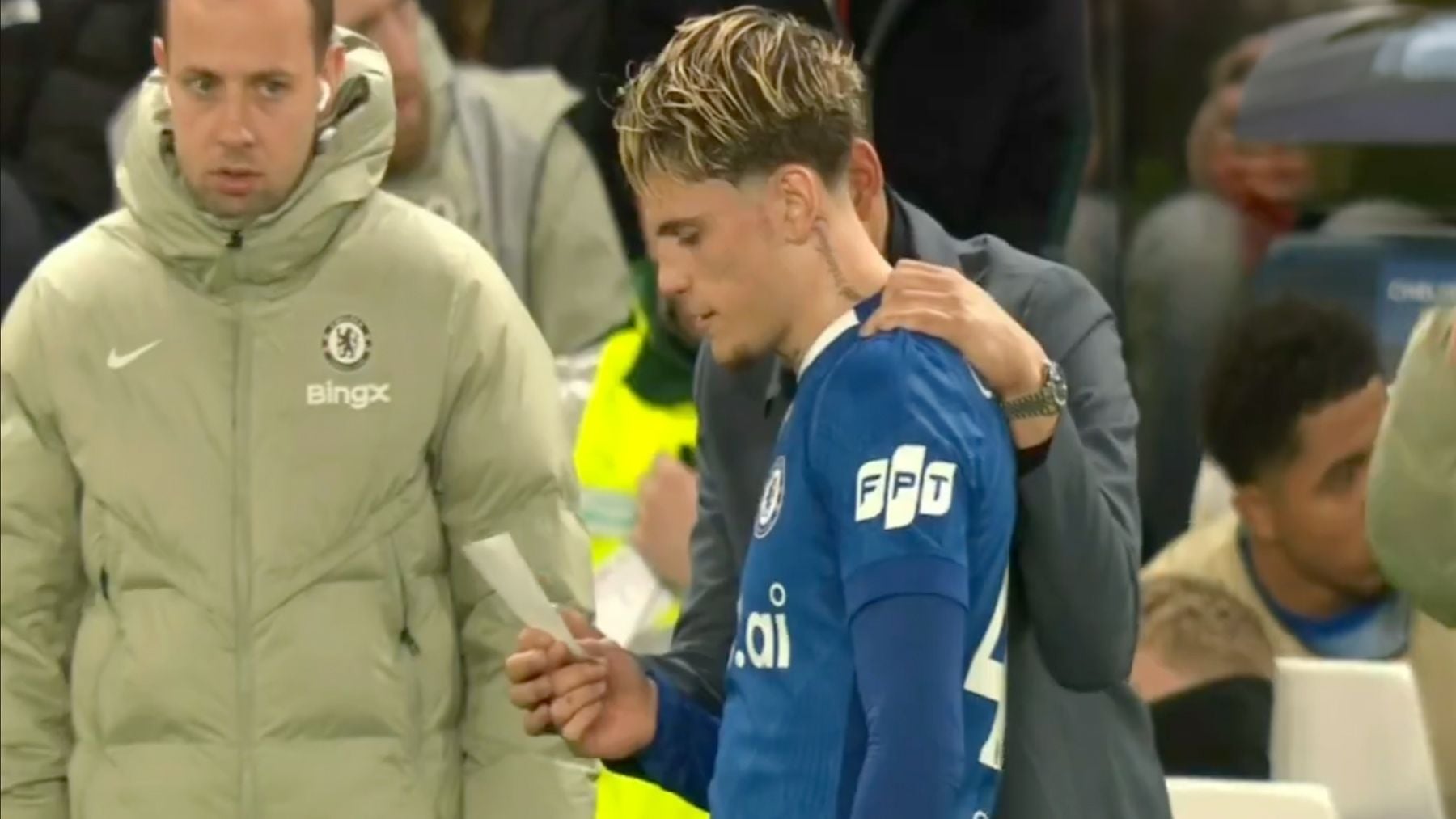 Surrealista: Garnacho entra al campo con indicaciones tácticas perdiendo por 2-8 contra el PSG