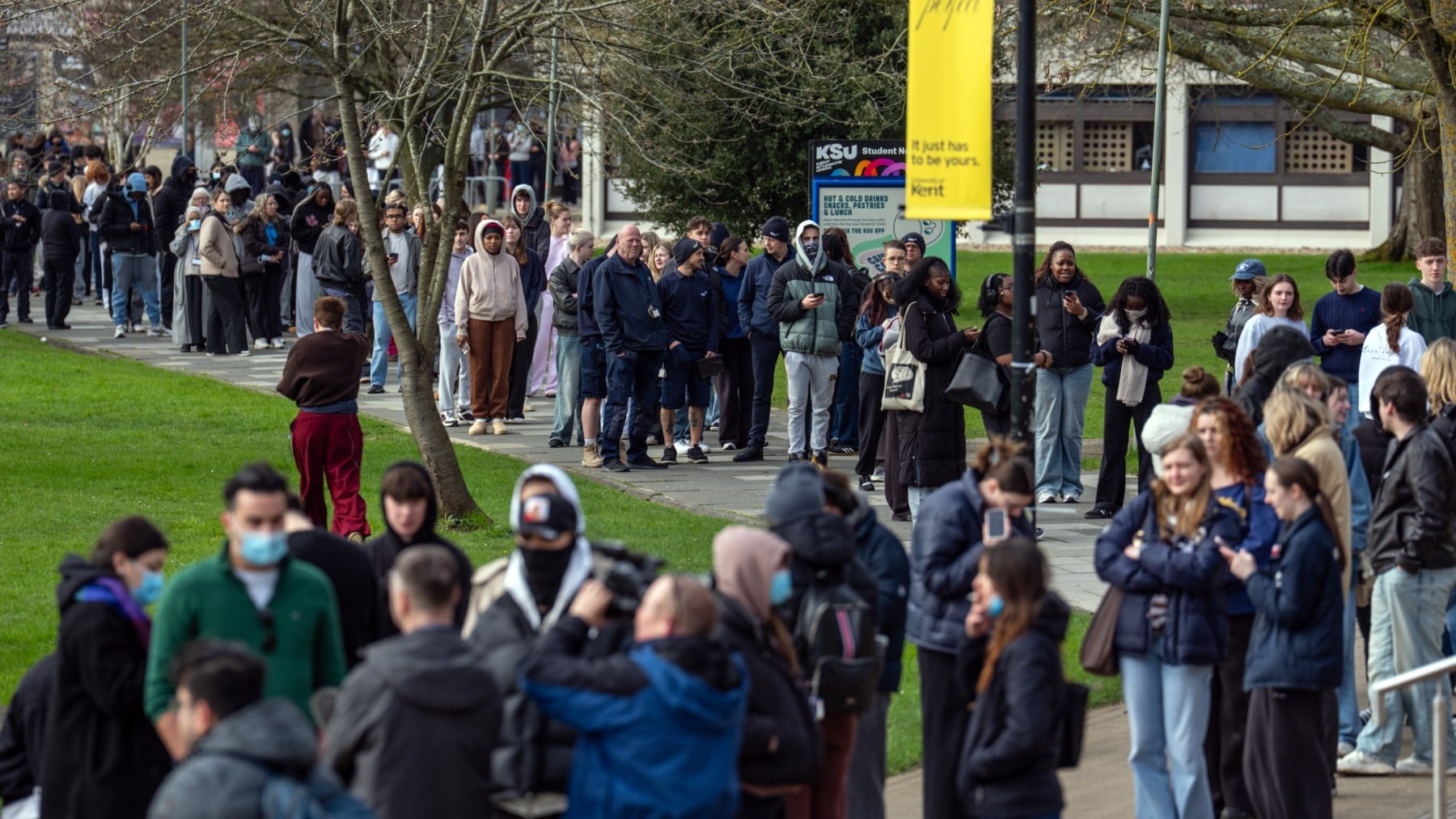 Dos muertos y más de 20 casos: así es la epidemia de meningitis que alarma al Reino Unido y cómo se contagia