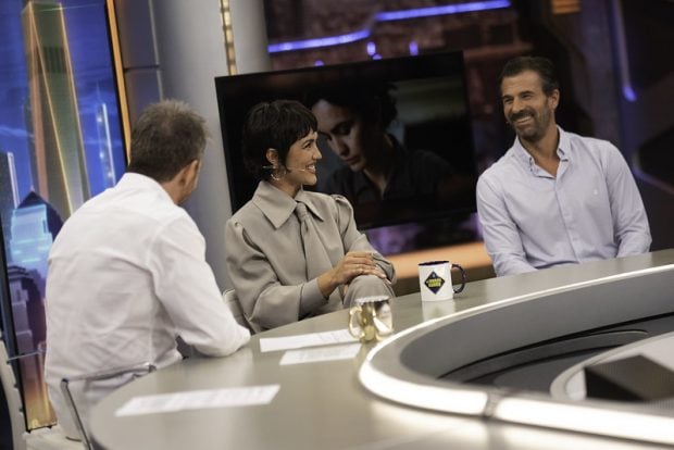 Rodolfo Sancho junto a Megan Montaner en 'El Hormiguero' (Atresmedia).