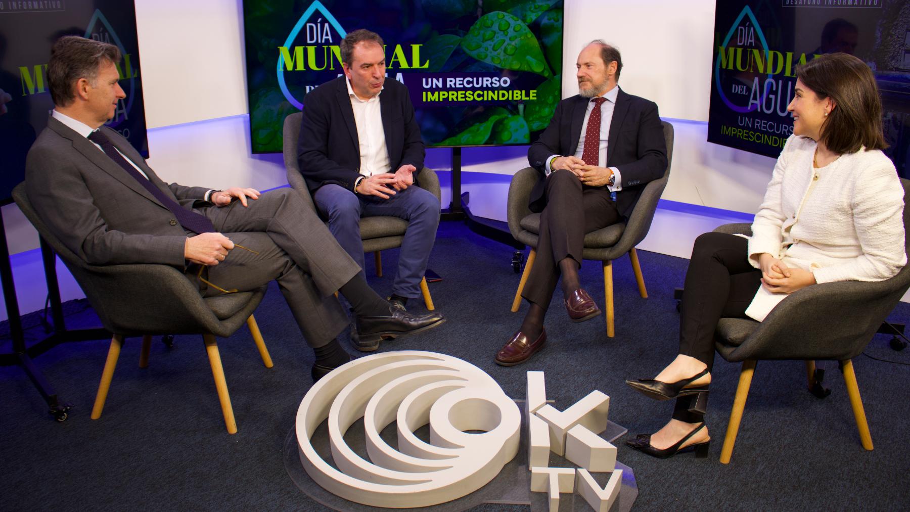 Un momento del debate en torno a la reutilización y desalación del agua en el plató de OKDIARIO.  De izquierda a derecha: Eduardo Campos, director general de SACYR Agua; Antonio Quilis, director de OKGREEN; Mariano González, consejero delegado de Canal de Isabel II; Belén Gutiérrez, presidenta de AEDyR y directora de I+D+ I de GS INIMA.