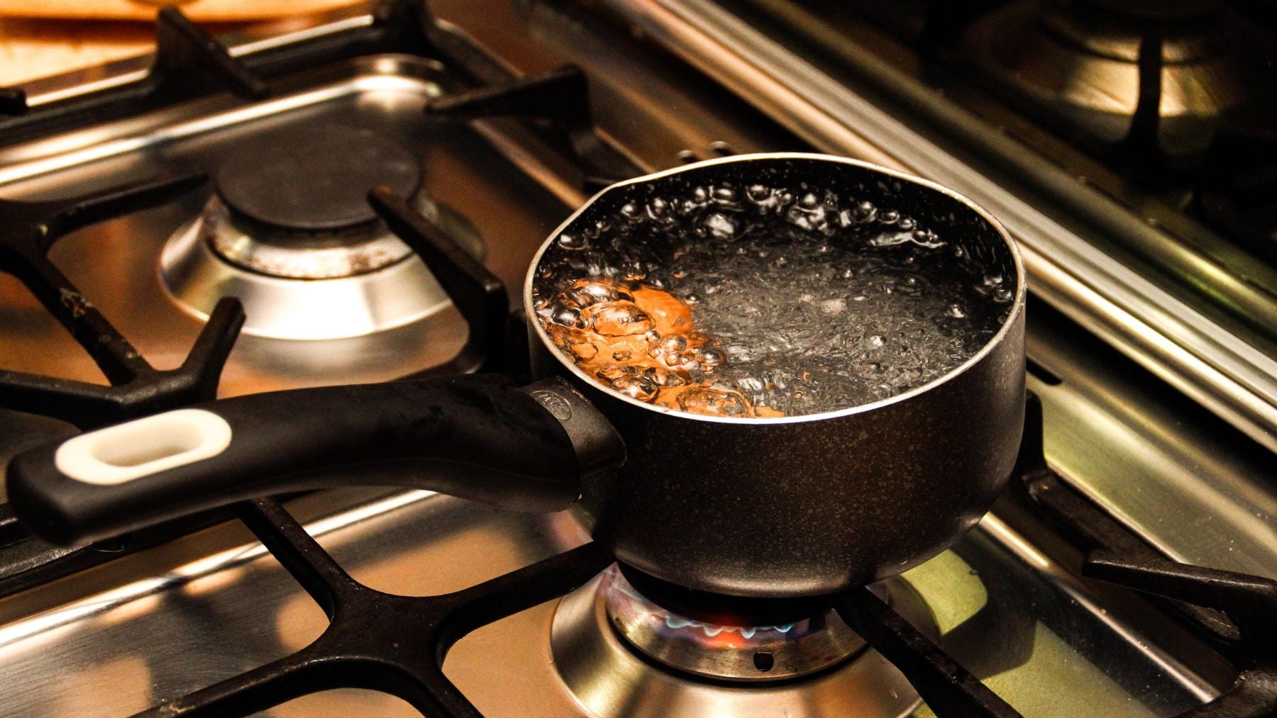 Los expertos coinciden y te va a cambiar la vida: nunca tires el agua de cocer los huevos porque es un tesoro