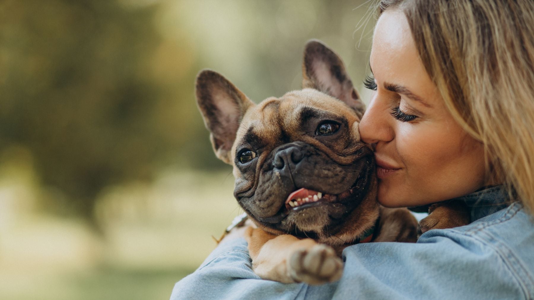 Mujer con su perro (Freepik)