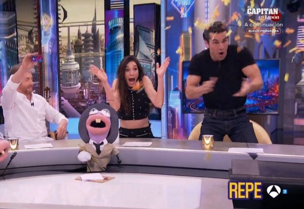 Mario Casas junto a Mariela Garriga en 'El Hormiguero' (Atresmedia).
