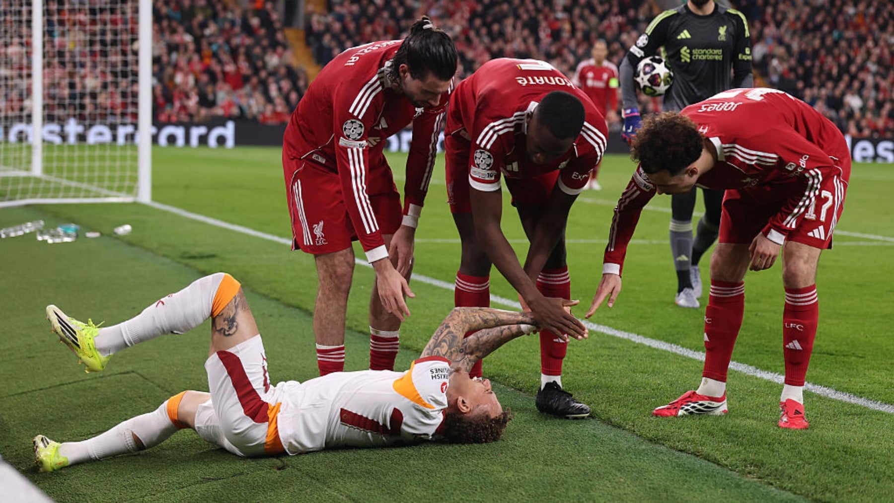 El doloroso accidente de Lang en Anfield con una valla publicitaria: ¡el dedo acaba casi mutilado!