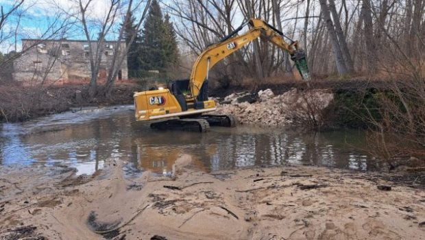 Trabajos de demolici&oacute;n del azud Puente Mesa (Segovia). (Foto: Confederaci&oacute;n Hidrogr&aacute;fica del Duero).