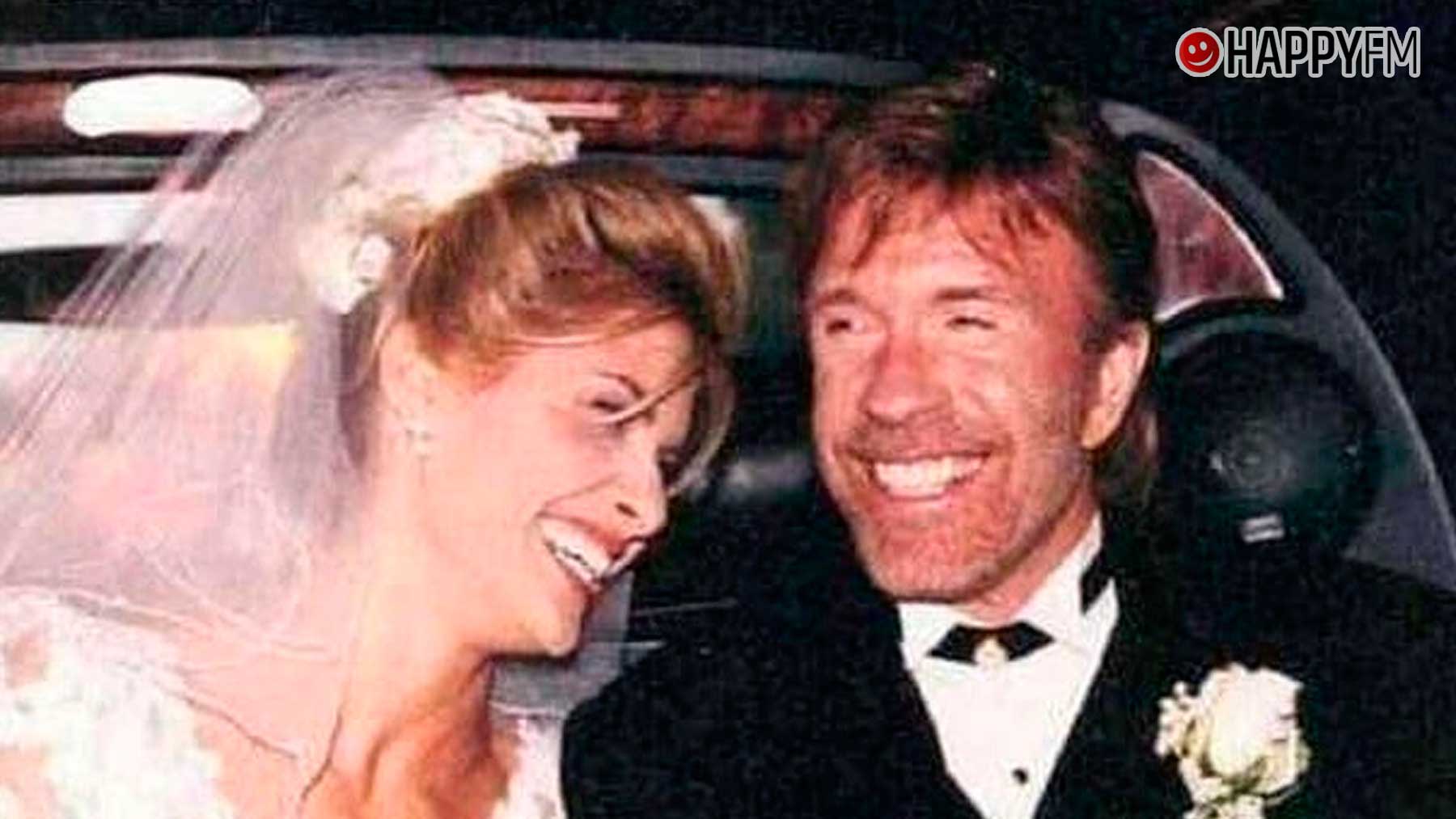Chuck Norris junto a Gena, su segunda mujer, en el día de su boda (Foto: Instagram).